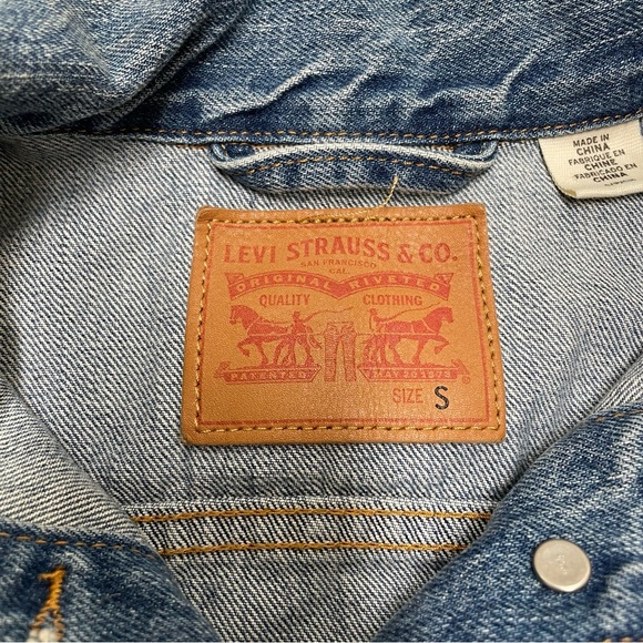 Levi’s Embroidered Jean Jacket Shark Rainbow California Dreamin Peace Size S - Picture 8 of 12